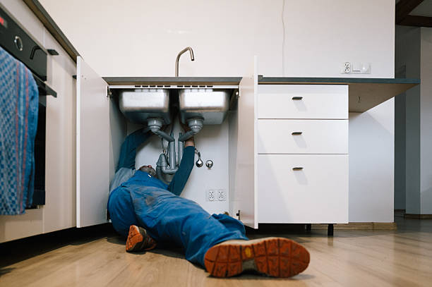 Professional Emergency Plumber technician working in Hempstead, TX